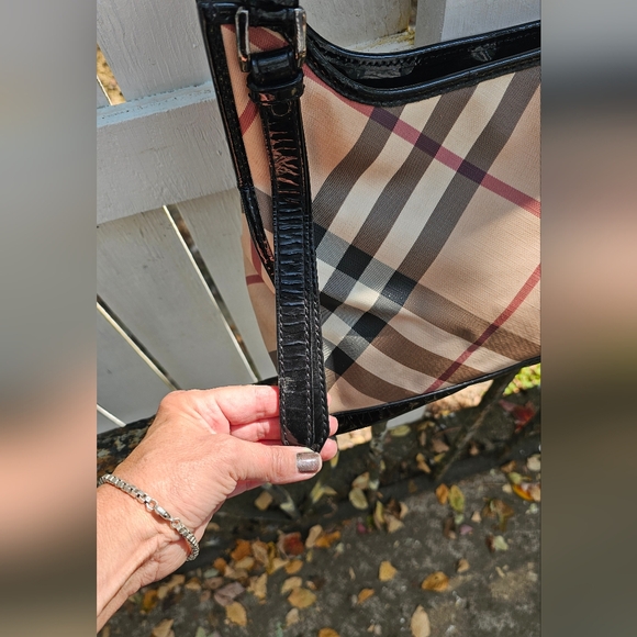 Burberry Ashmore Supernova Shoulder Bag [Authentic] - Picture 10 of 16